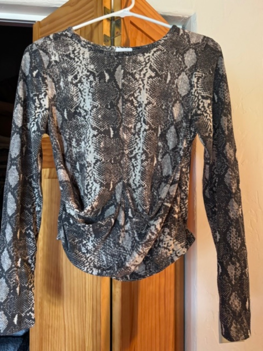 Lelis beautiful top size L, gray/ white excellent condition.